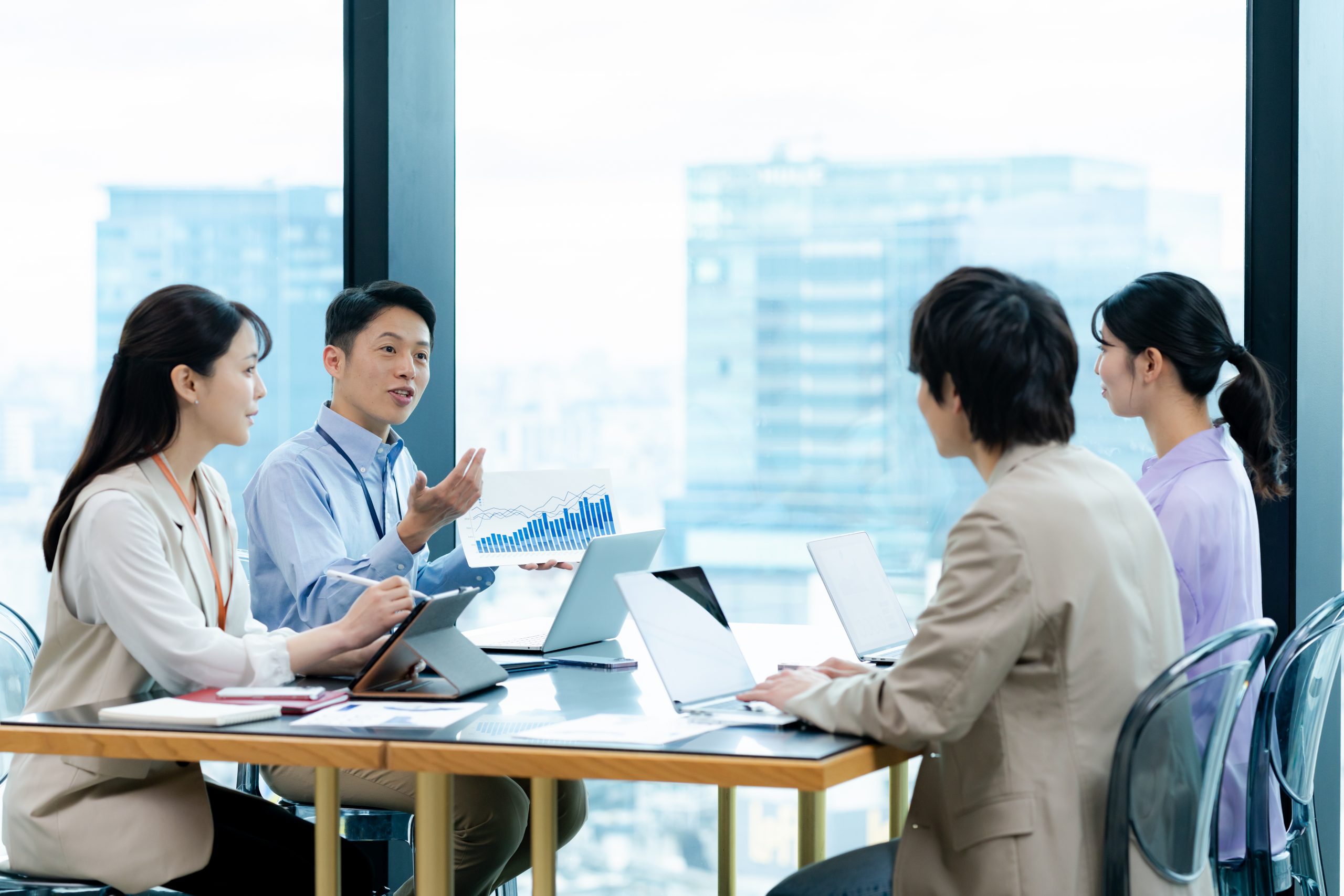 「会議中のビジネスチーム